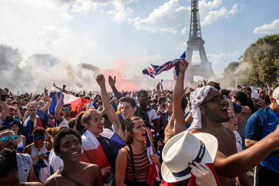 Chùm ảnh: CĐV Pháp ăn mừng chức vô địch World Cup lần thứ 2 trong lịch sử - Ảnh 12.