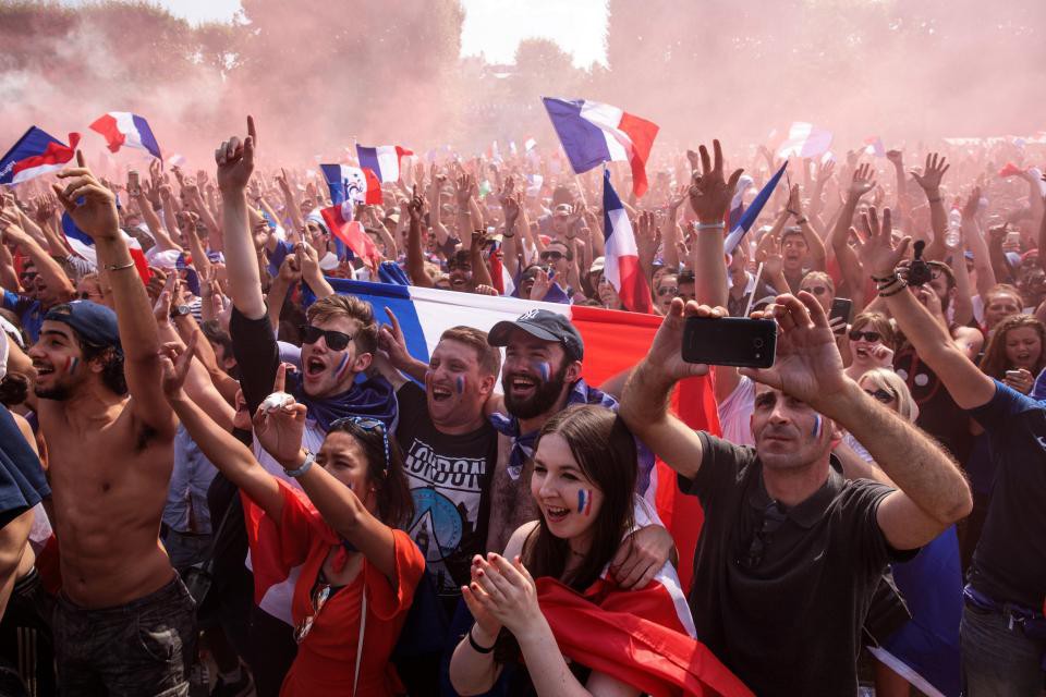 Chùm ảnh: CĐV Pháp ăn mừng chức vô địch World Cup lần thứ 2 trong lịch sử - Ảnh 13.