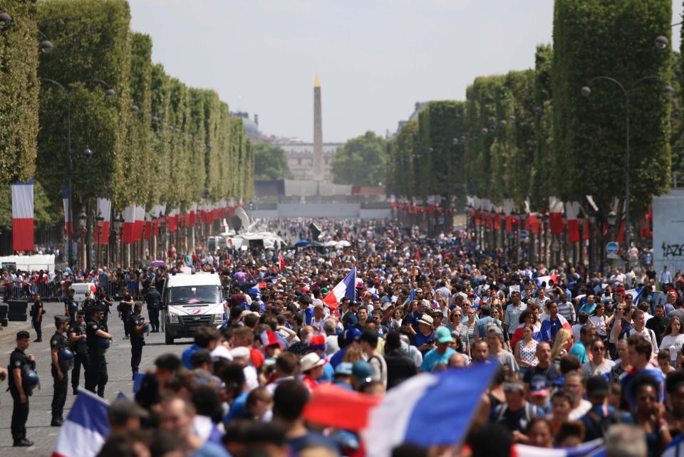 Chùm ảnh: ĐT Pháp mang cúp vàng World Cup trở về, bắt đầu buổi lễ ăn mừng lịch sử - Ảnh 14.