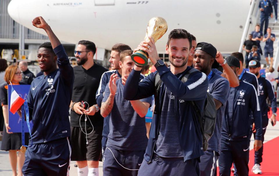 Chùm ảnh: ĐT Pháp mang cúp vàng World Cup trở về, bắt đầu buổi lễ ăn mừng lịch sử - Ảnh 4.