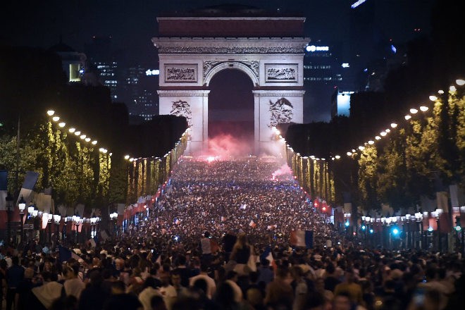 Chùm ảnh: CĐV Pháp ăn mừng chức vô địch World Cup lần thứ 2 trong lịch sử - Ảnh 2.