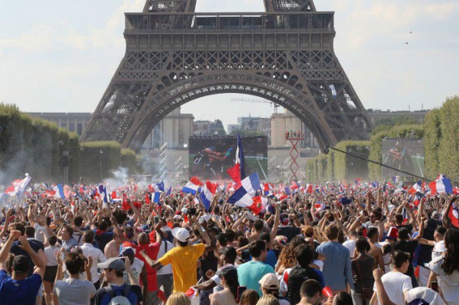 Chùm ảnh: CĐV Pháp ăn mừng chức vô địch World Cup lần thứ 2 trong lịch sử - Ảnh 3.
