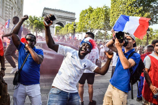 Chùm ảnh: CĐV Pháp ăn mừng chức vô địch World Cup lần thứ 2 trong lịch sử - Ảnh 4.