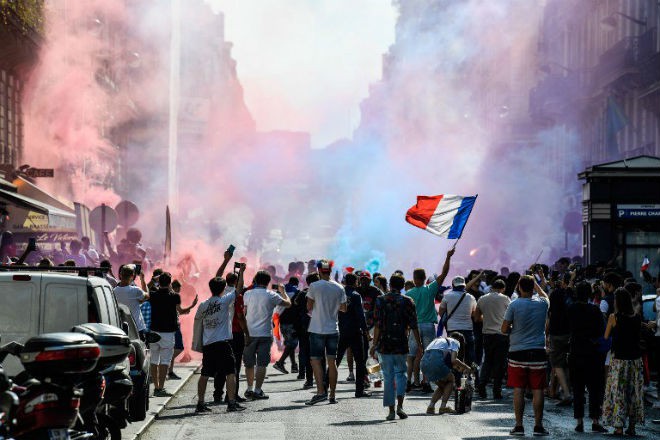 Chùm ảnh: CĐV Pháp ăn mừng chức vô địch World Cup lần thứ 2 trong lịch sử - Ảnh 5.