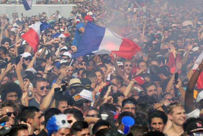 Chùm ảnh: CĐV Pháp ăn mừng chức vô địch World Cup lần thứ 2 trong lịch sử - Ảnh 7.