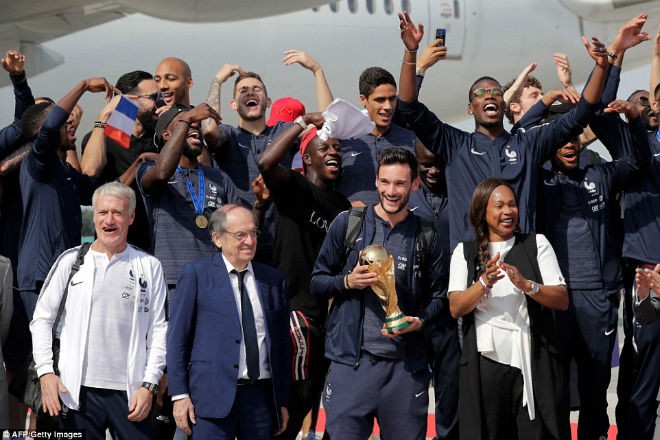 Chùm ảnh: ĐT Pháp mang cúp vàng World Cup trở về, bắt đầu buổi lễ ăn mừng lịch sử - Ảnh 8.