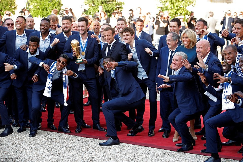 Chùm ảnh: ĐT Pháp mang cúp vàng World Cup trở về, bắt đầu buổi lễ ăn mừng lịch sử - Ảnh 26.