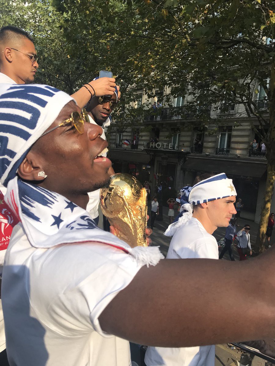 Chùm ảnh: ĐT Pháp mang cúp vàng World Cup trở về, bắt đầu buổi lễ ăn mừng lịch sử - Ảnh 16.