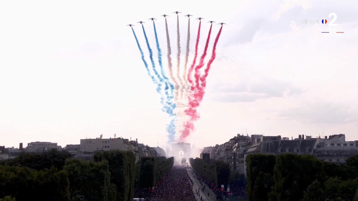Chùm ảnh: ĐT Pháp mang cúp vàng World Cup trở về, bắt đầu buổi lễ ăn mừng lịch sử - Ảnh 20.