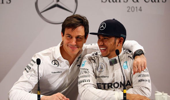 Lewis Hamilton gia hạn hợp đồng với Mercedes và nhận lương kỷ lục - Ảnh 4.