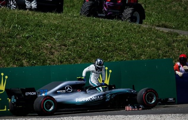 Mercedes hy vọng thoát án phạt, Red Bull gặp họa vì Ricciardo - Ảnh 1.