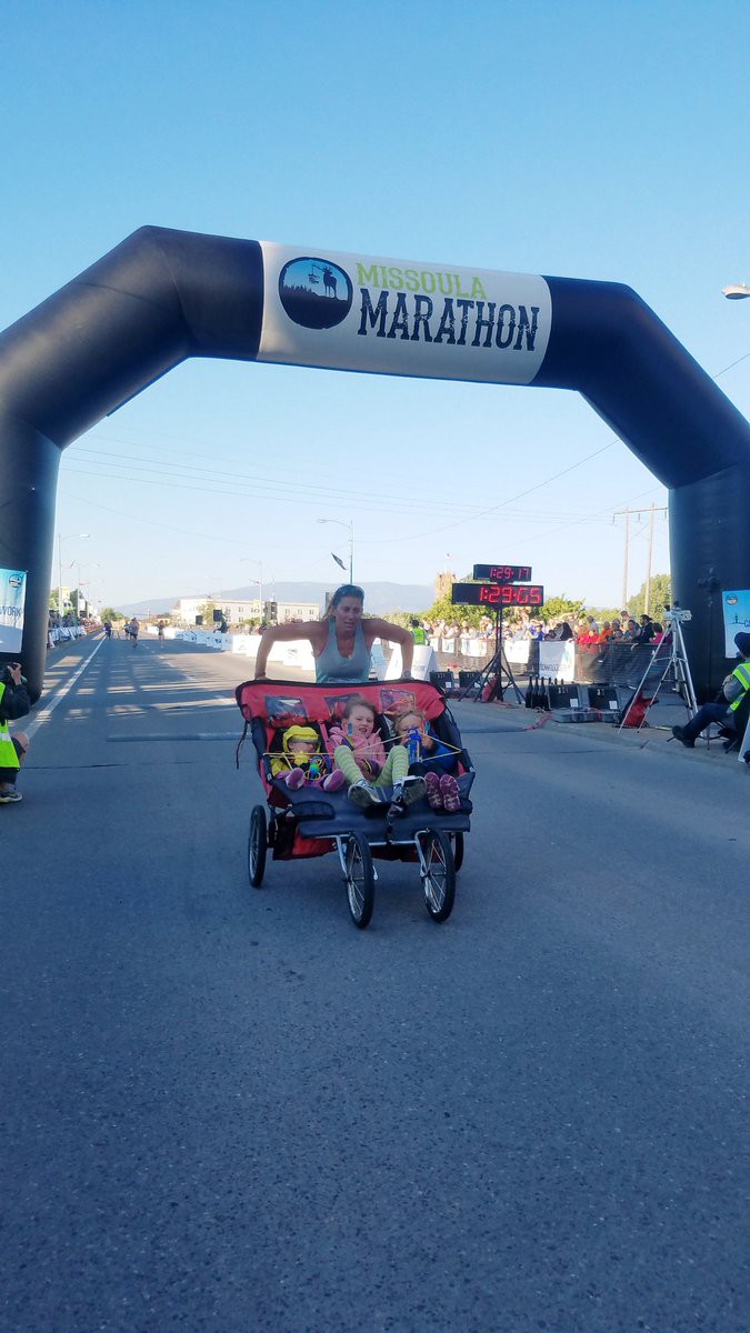 Super mom 8X lập KLTG chạy half marathon đẩy xe nôi 3 người  - Ảnh 1.