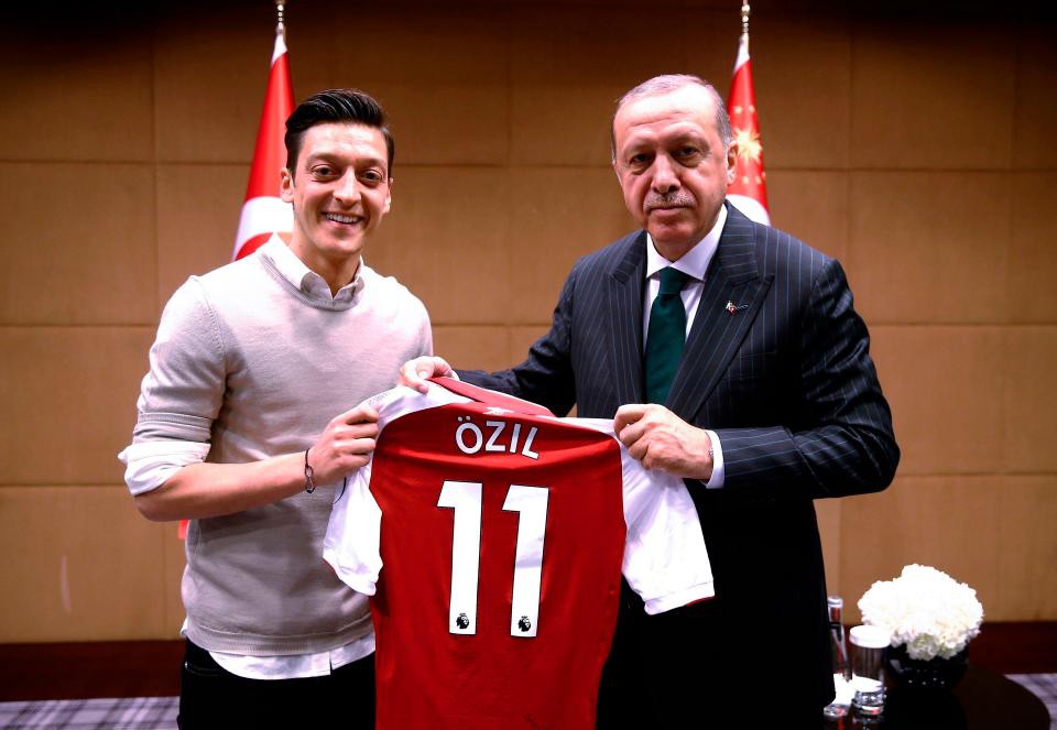Mesut Ozil từ giã sự nghiệp quốc tế vì bị phân biệt chủng tộc - Ảnh 2.