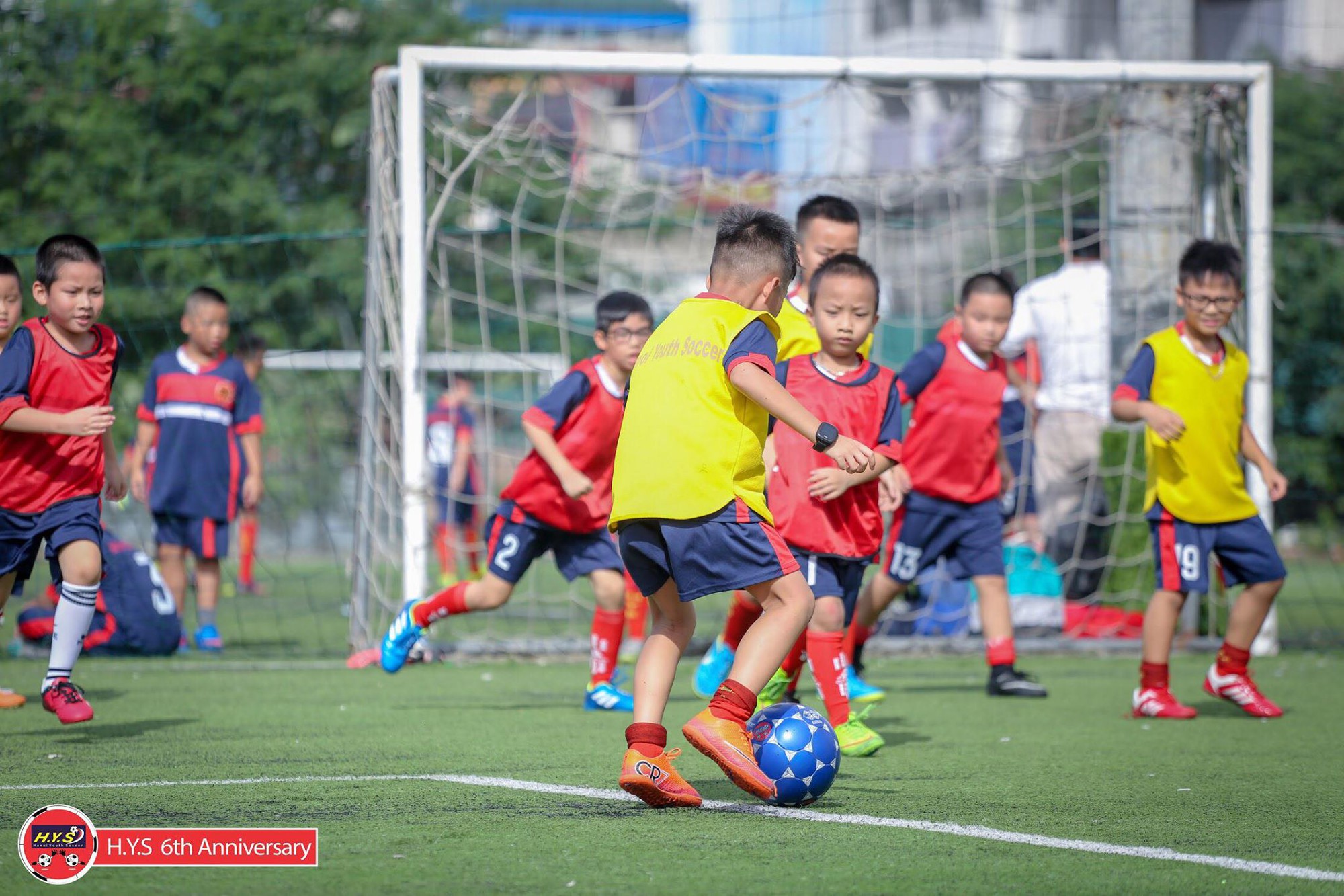 Rộn ràng sinh nhật 6 tuổi của Trung tâm bóng đá bóng đá học đường HYS - Ảnh 2.