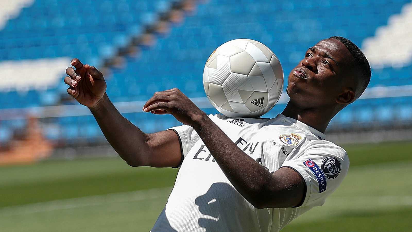 Thần đồng Vinicius sẽ vượt qua thách thức 20 năm tại Real Madrid? - Ảnh 5.