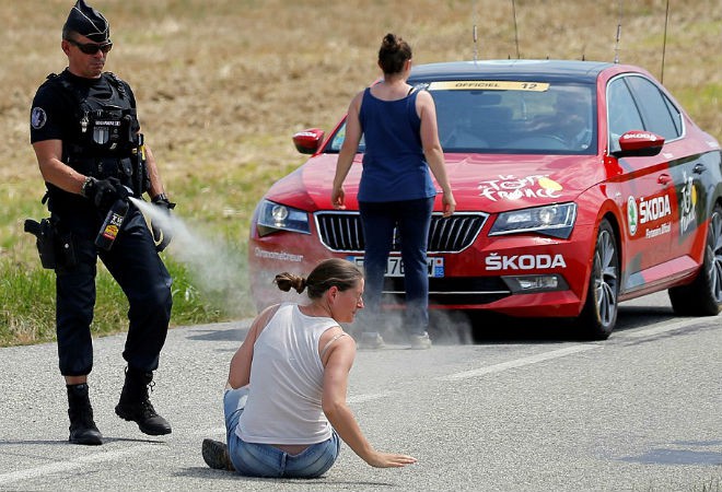 Tour de France náo loạn vì nông dân biểu tình chặn đường - Ảnh 3.