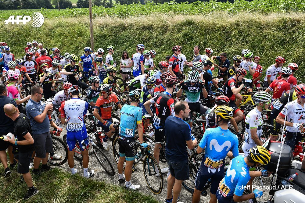 Tour de France náo loạn vì nông dân biểu tình chặn đường - Ảnh 4.