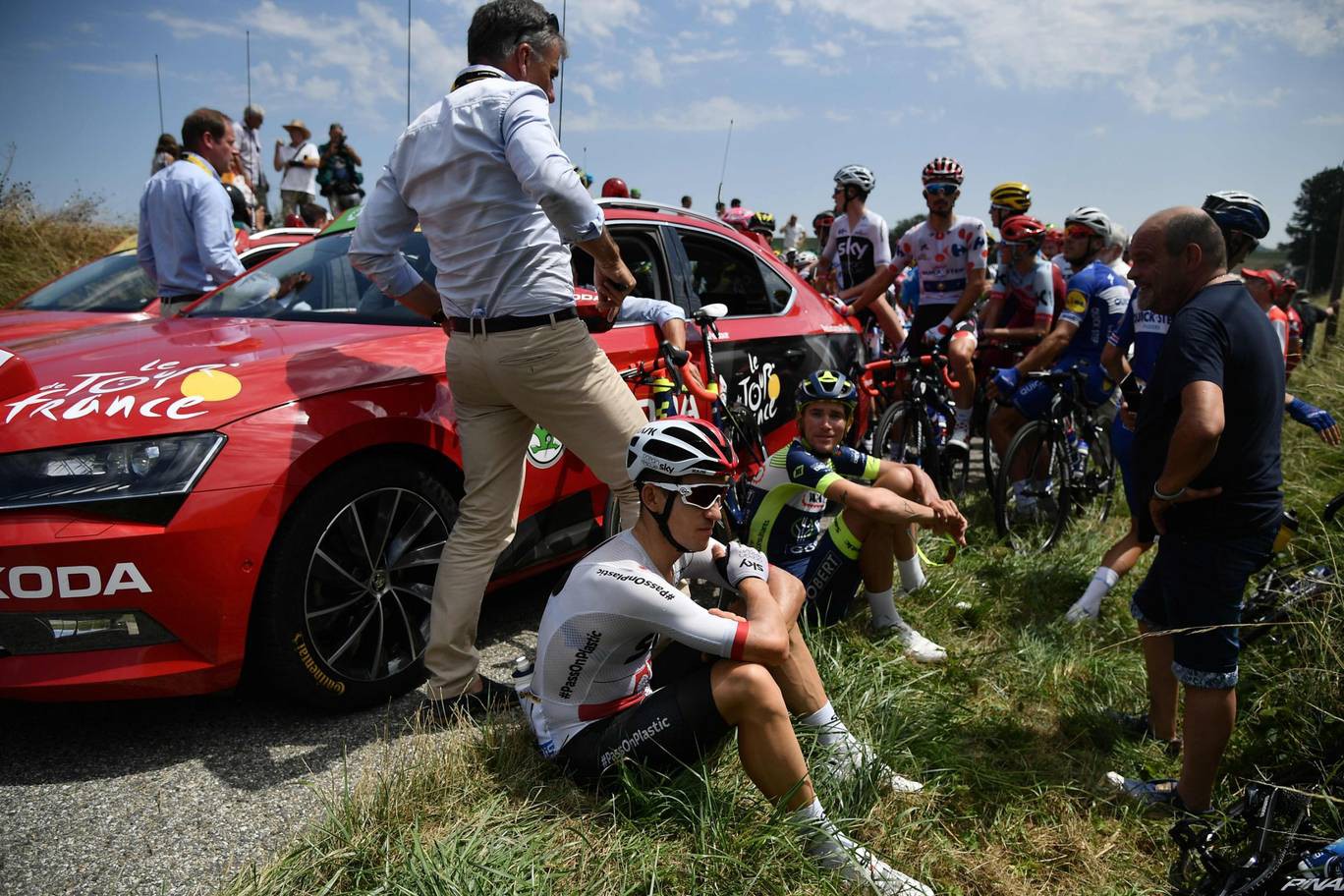 Tour de France náo loạn vì nông dân biểu tình chặn đường - Ảnh 8.