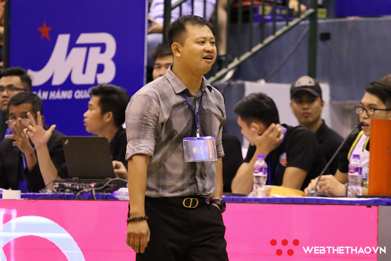 Chùm ảnh: Những phút giây cháy hết mình của HLV Hứa Phong Hảo trong chiến thắng đầu tay tại VBA - Ảnh 9.