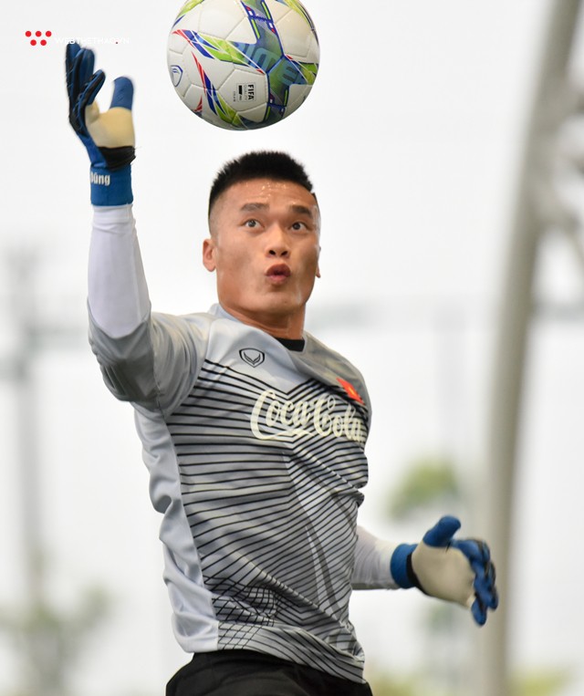 Nhận mưa bàn thua ở Thanh Hóa, Tiến Dũng đổi kiểu tóc khi lên U23 Việt Nam - Ảnh 1.