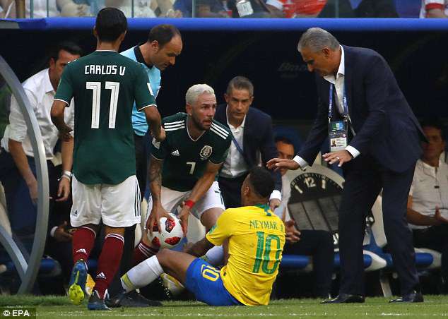 Diễn viên đại tài Neymar lại bị chỉ trích vì ăn vạ lộ liễu - Ảnh 2.