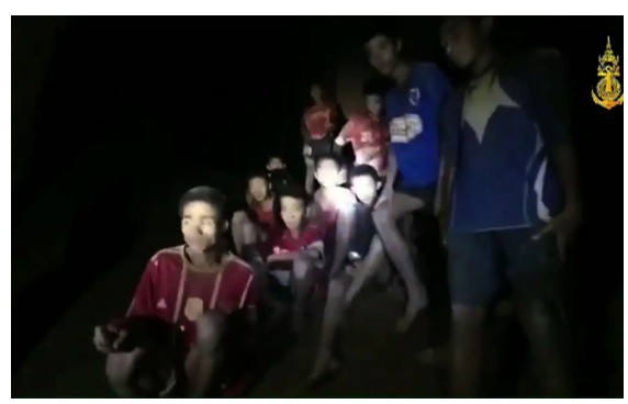 Câu chuyện về những người thợ lặn tình nguyện anh hùng giải cứu đội bóng Thái trong hang động - Ảnh 1.