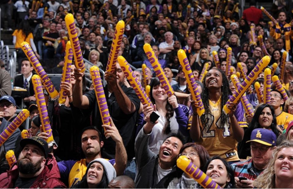 Vừa tới Los Angeles, LeBron James đã tặng món quà đầu tiên cho Lakers - Ảnh 1.