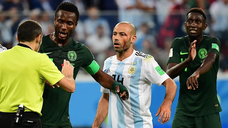 Obi Mikel đối diện Argentina trong khi cha đang bị bắt cóc