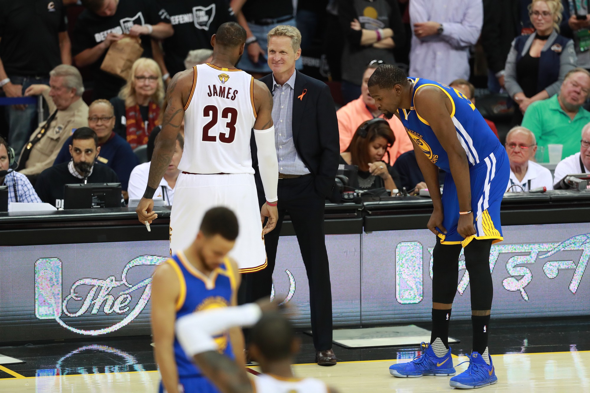 Steve Kerr mặc kệ LeBron James - Ảnh 1.