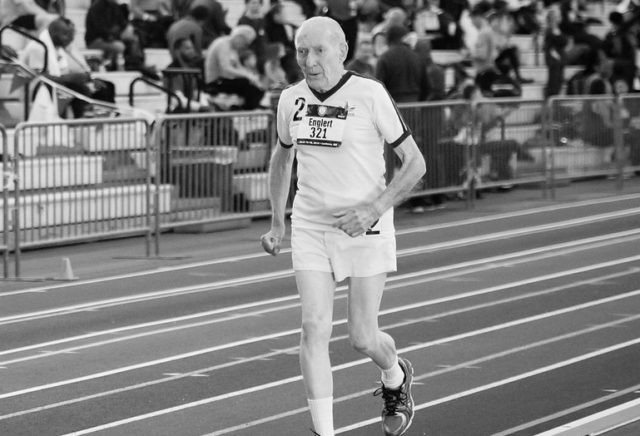 Cụ ông 95 tuổi chạy bộ lập kỷ lục thế giới - Ảnh 1.