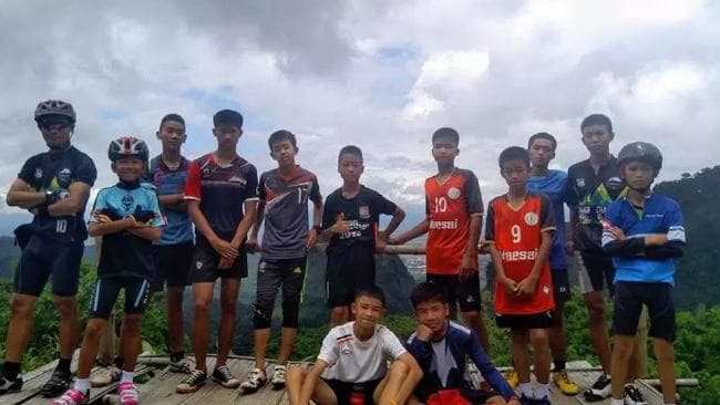 Đội bóng nhí Thái Lan lần đầu liên lạc với bên ngoài sau nhiều ngày bị mắc kẹt - Ảnh 1.