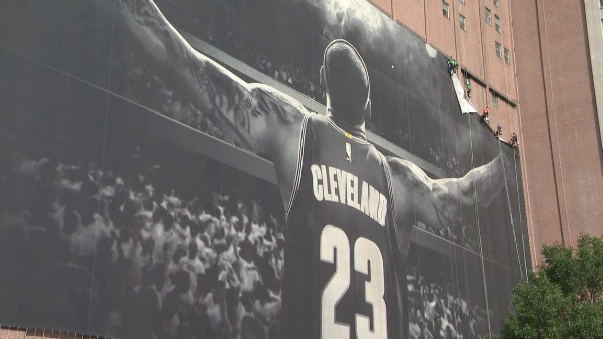 Ngày đau lòng của Cleveland Cavaliers khi poster khổng lồ của LeBron James đã bị gỡ xuống - Ảnh 1.