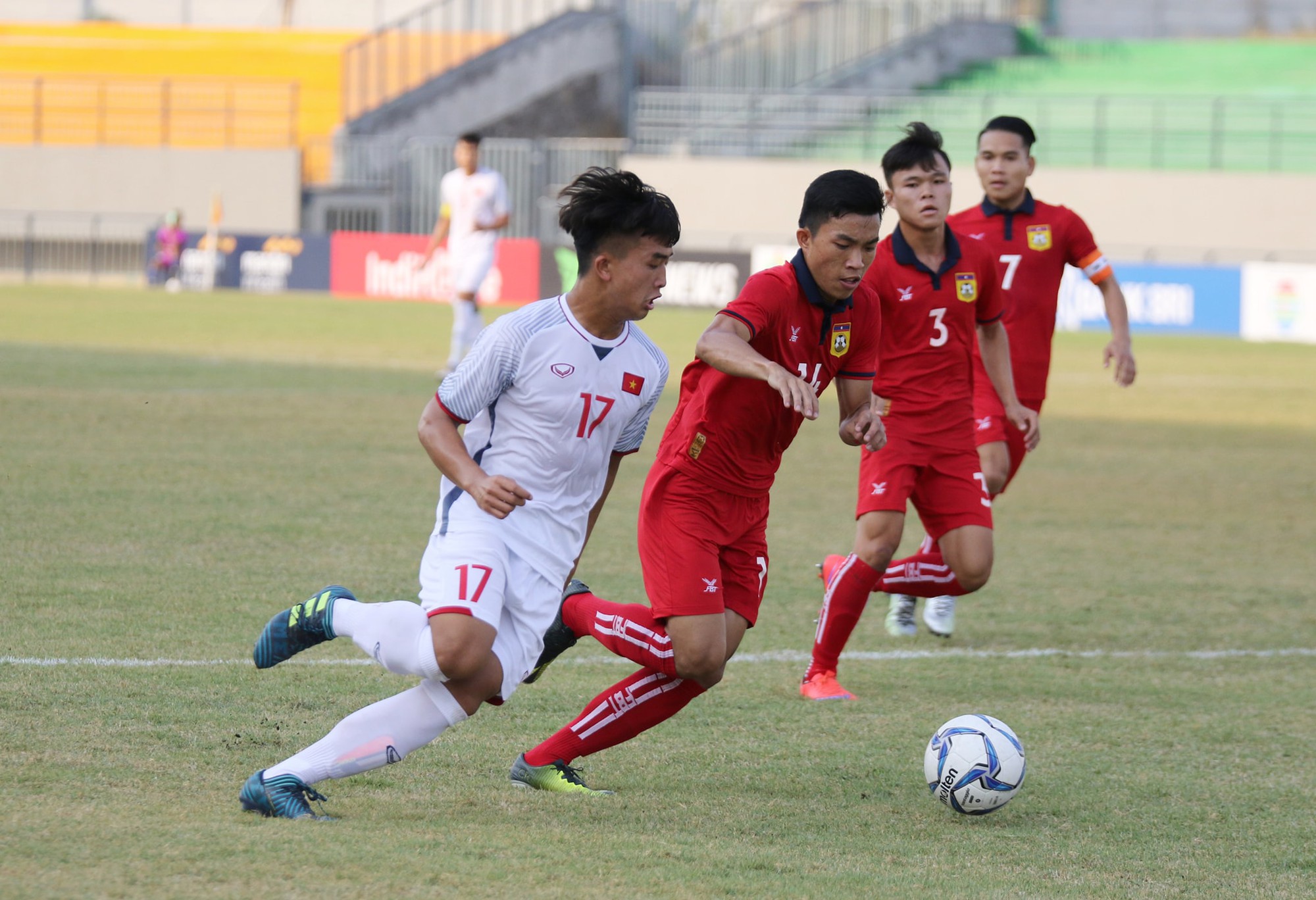U19 Việt Nam ẩu đả với U19 Lào, mất ngôi đầu bảng vào tay U19 Thái Lan - Ảnh 3.