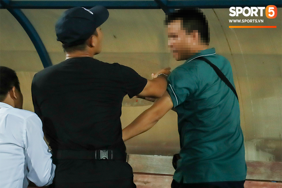 Điều phối viên sân Thiên Trường “cướp” điện thoại, người BTC sân bị nghi đánh người - Ảnh 1.