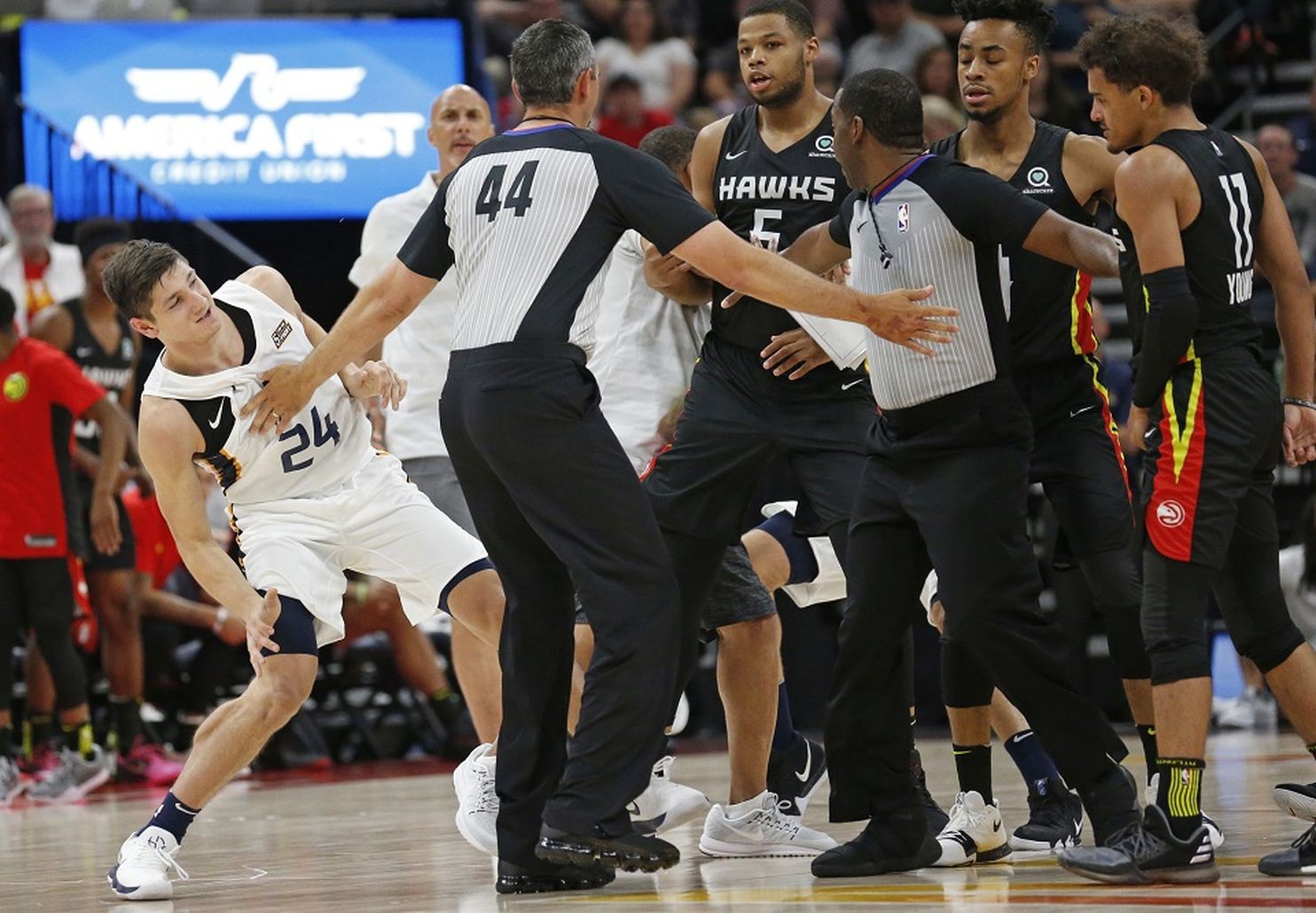 Thì ra Trae Young - Curry phiên bản tân binh ném gạch mấy hôm nay là do... nhà thi đấu? - Ảnh 2.