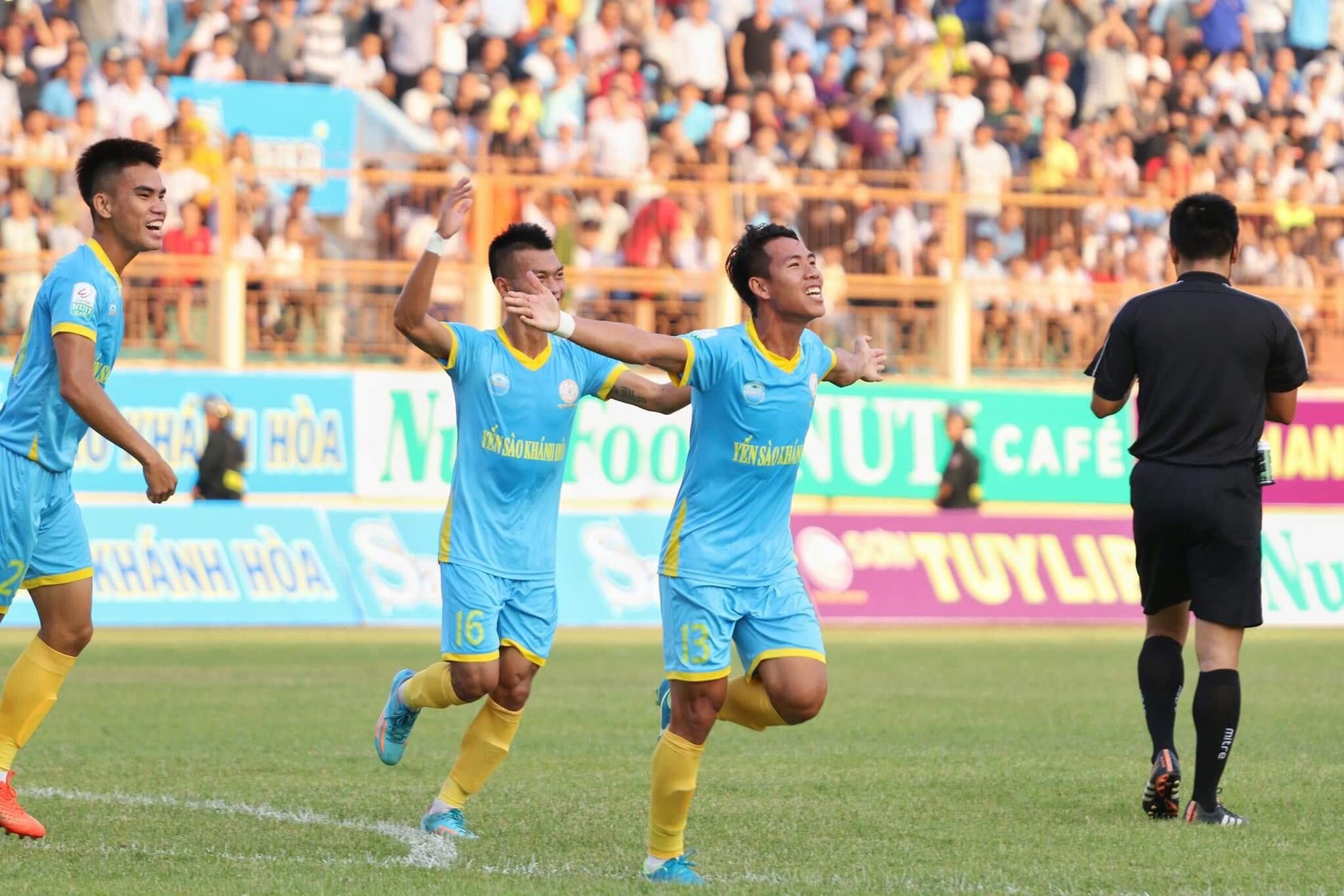 Trực tiếp V.League 2018 Vòng 18: Hoàng Anh Gia Lai - Sanna Khánh Hòa BVN - Ảnh 1.