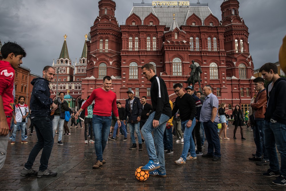 Hành trình không ngủ của những CĐV bụi đến với World Cup 2018 - Ảnh 6.