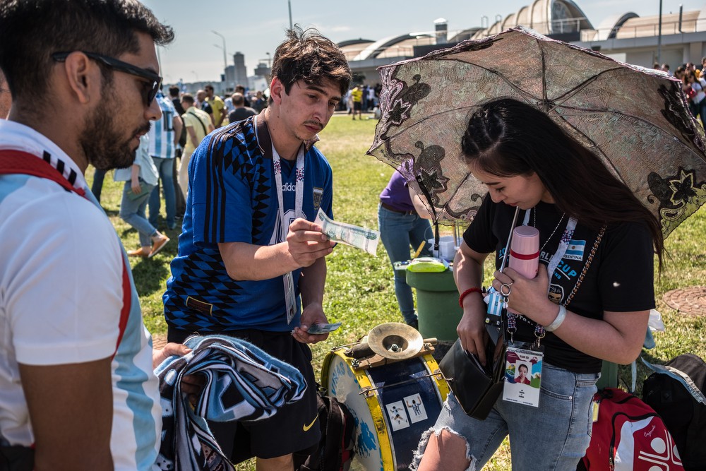 Hành trình không ngủ của những CĐV bụi đến với World Cup 2018 - Ảnh 11.