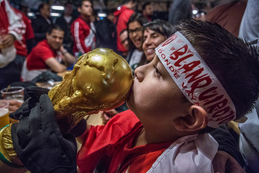 Hành trình không ngủ của những CĐV bụi đến với World Cup 2018 - Ảnh 21.