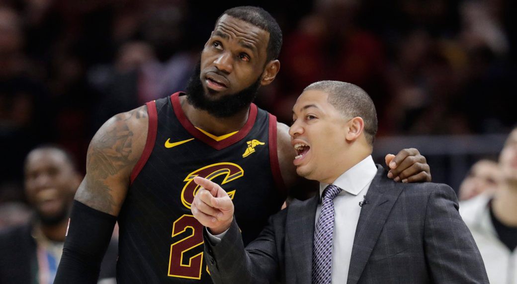 Sợ vía LeBron James, HLV của Los Angeles Lakers xin kinh nghiệm từ Tyronn Lue và các đồng nghiệp  - Ảnh 2.