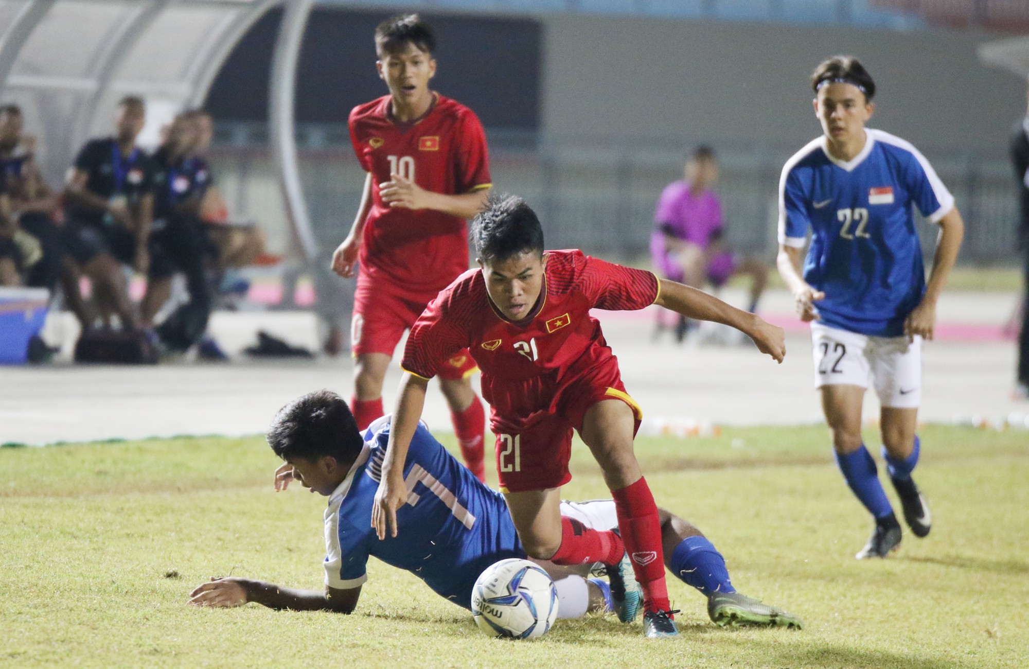 U19 Việt Nam bất lực nhìn Thái Lan, Indonesia vào bán kết U19 ĐNÁ 2018 - Ảnh 1.