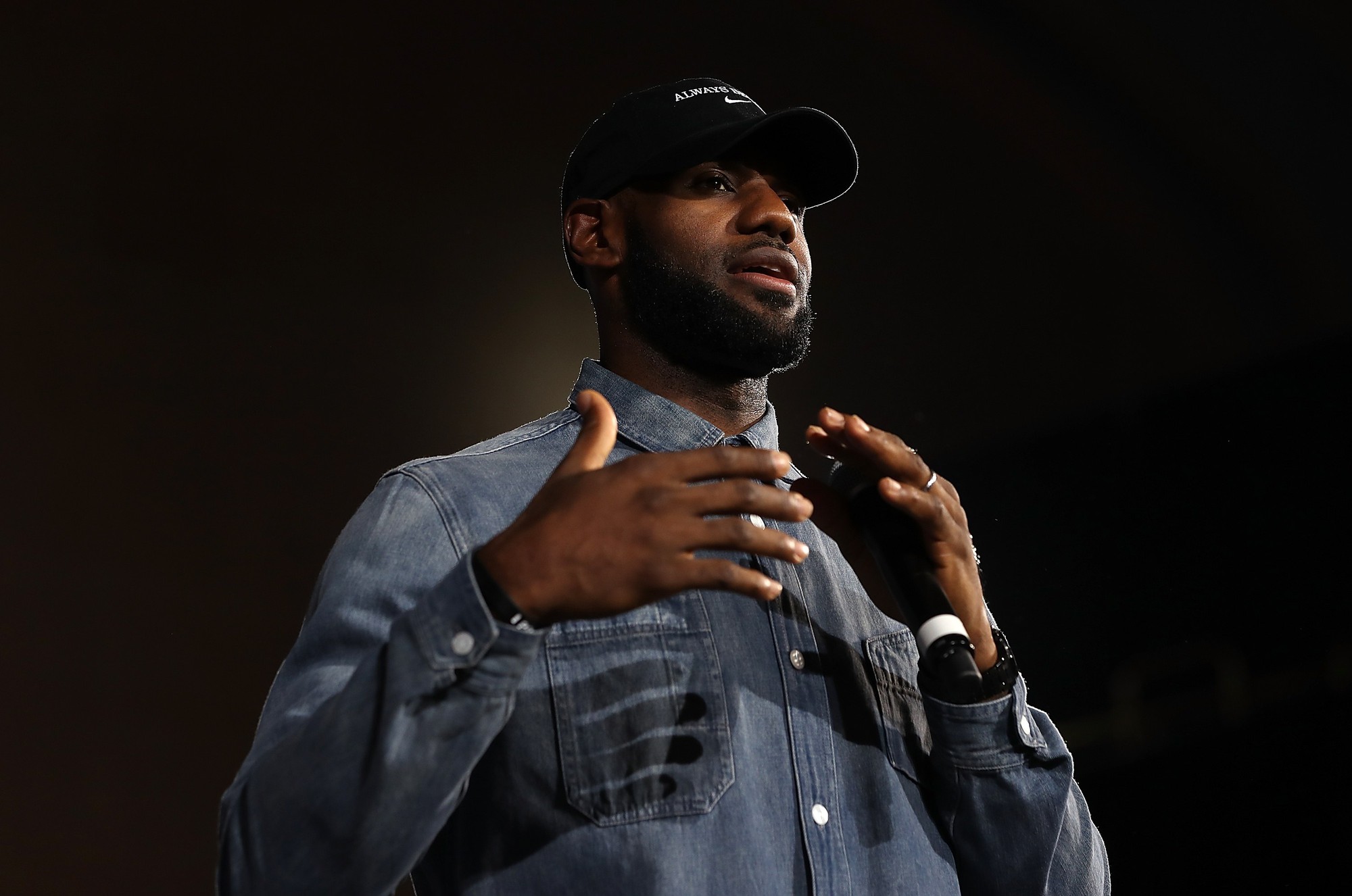 LeBron James úp mở về ý định tranh cử Tổng thống năm 2020 - Ảnh 3.