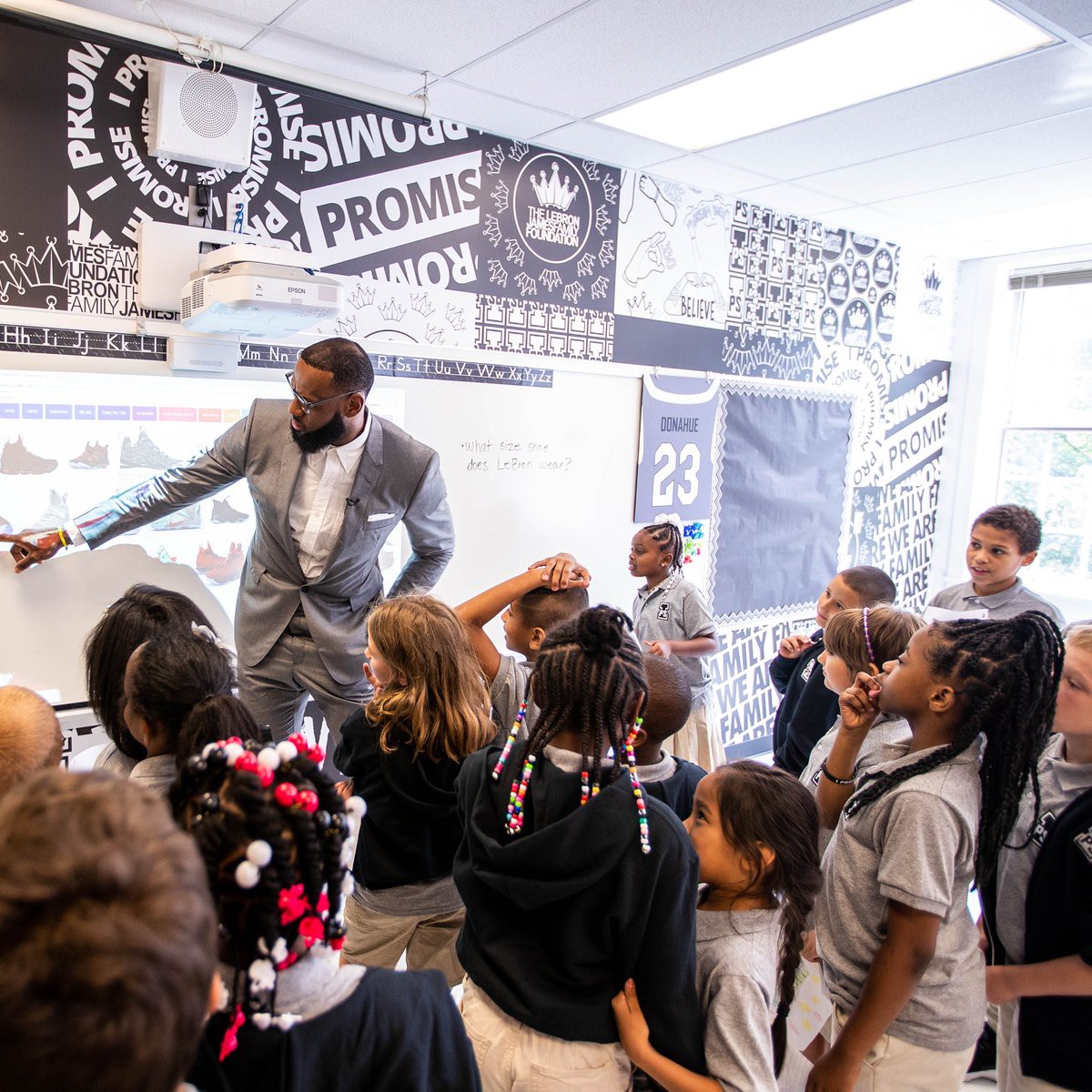 Ước mơ đã thành sự thật, LeBron James chính thức mở cửa cho 240 học sinh đầu tiên đến ngôi trường I Promise - Ảnh 2.