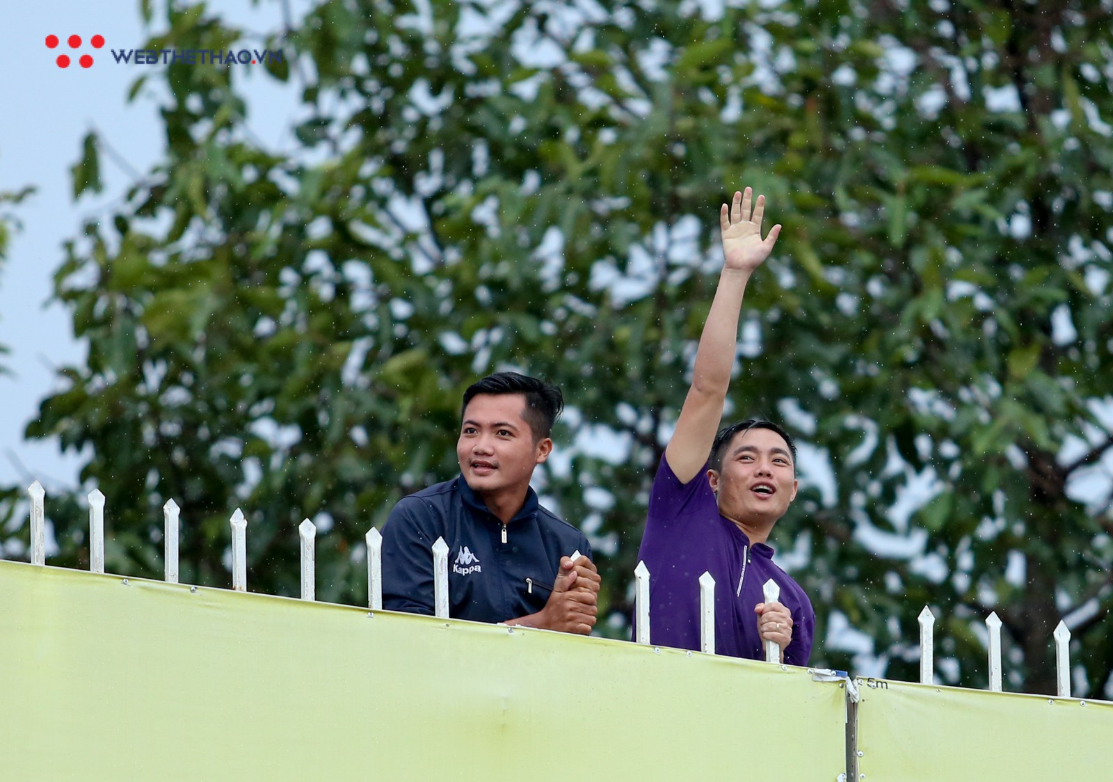 An ninh sân Gò Đậu bật cười với fan nữ “yêu” trung vệ Olympic Việt Nam - Ảnh 3.