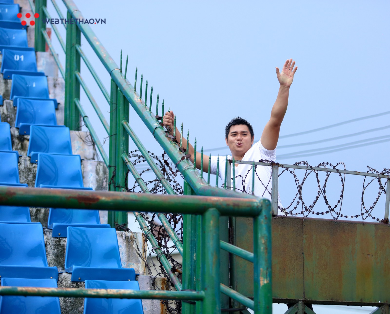 An ninh sân Gò Đậu bật cười với fan nữ “yêu” trung vệ Olympic Việt Nam - Ảnh 5.