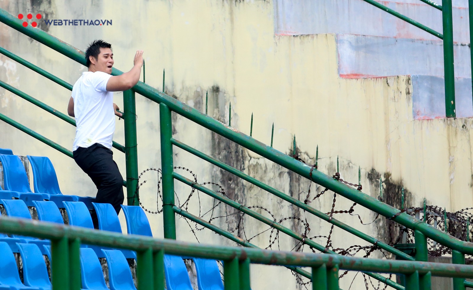 An ninh sân Gò Đậu bật cười với fan nữ “yêu” trung vệ Olympic Việt Nam - Ảnh 6.