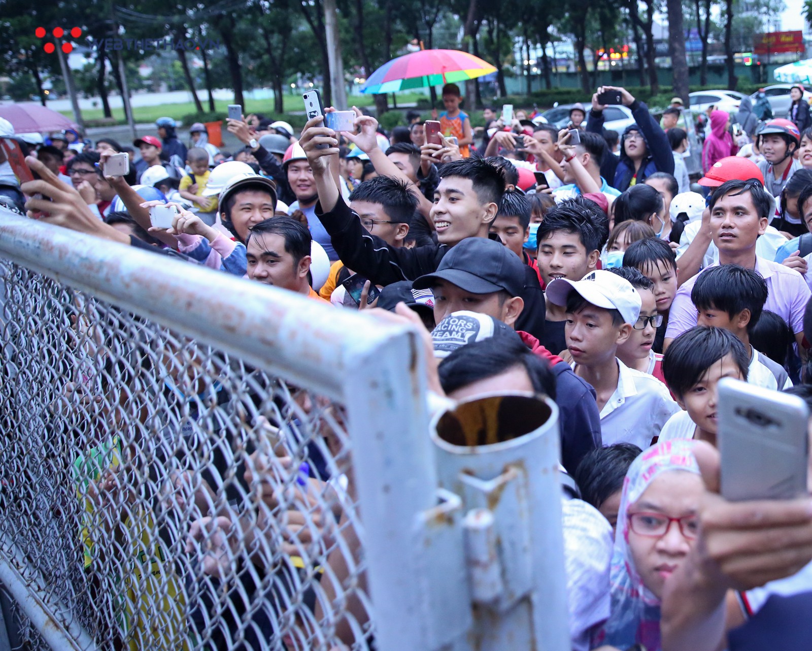 An ninh sân Gò Đậu bật cười với fan nữ “yêu” trung vệ Olympic Việt Nam - Ảnh 7.