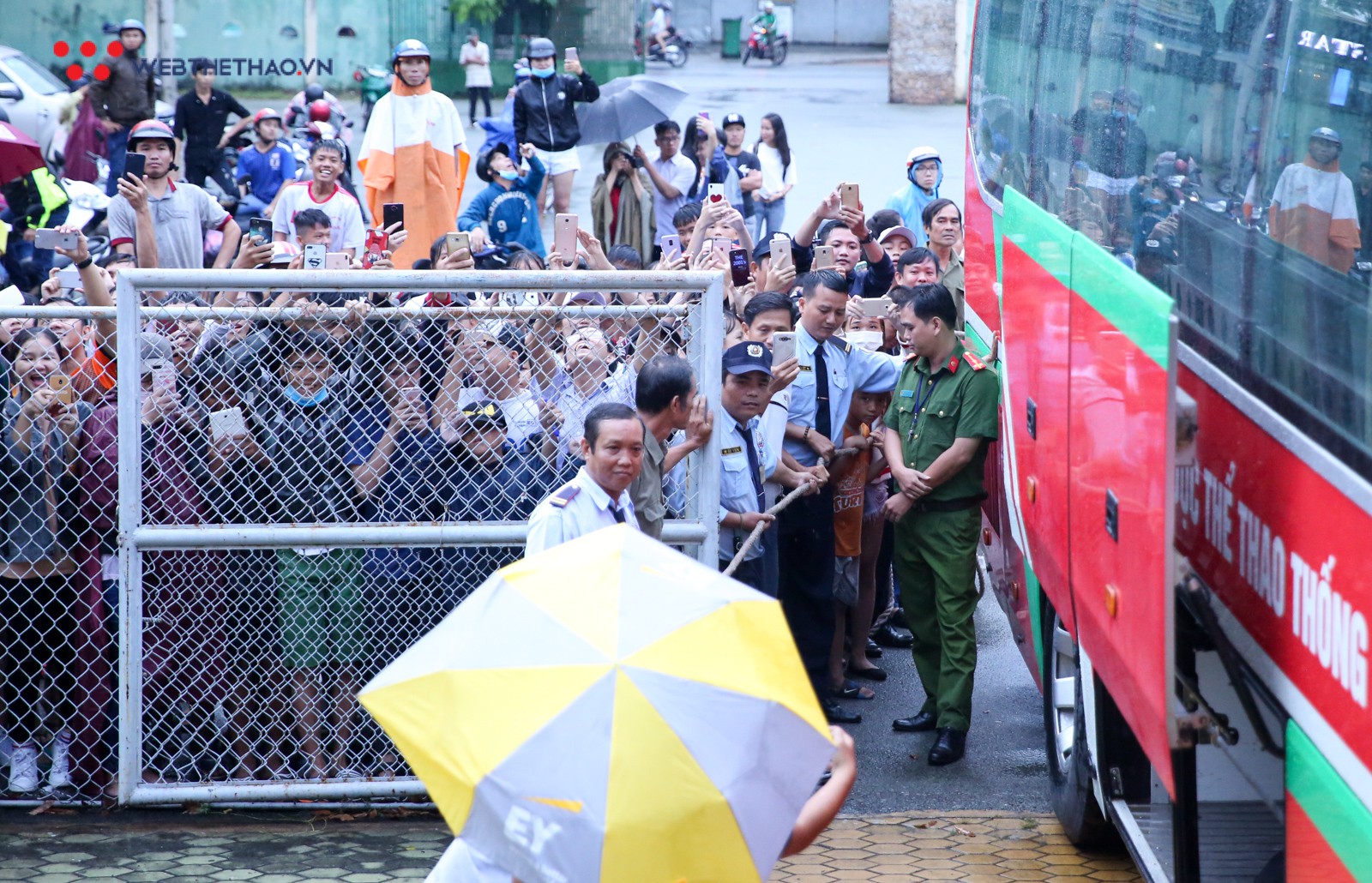 An ninh sân Gò Đậu bật cười với fan nữ “yêu” trung vệ Olympic Việt Nam - Ảnh 2.