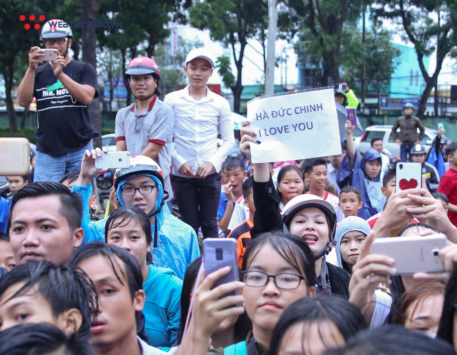 An ninh sân Gò Đậu bật cười với fan nữ “yêu” trung vệ Olympic Việt Nam - Ảnh 14.