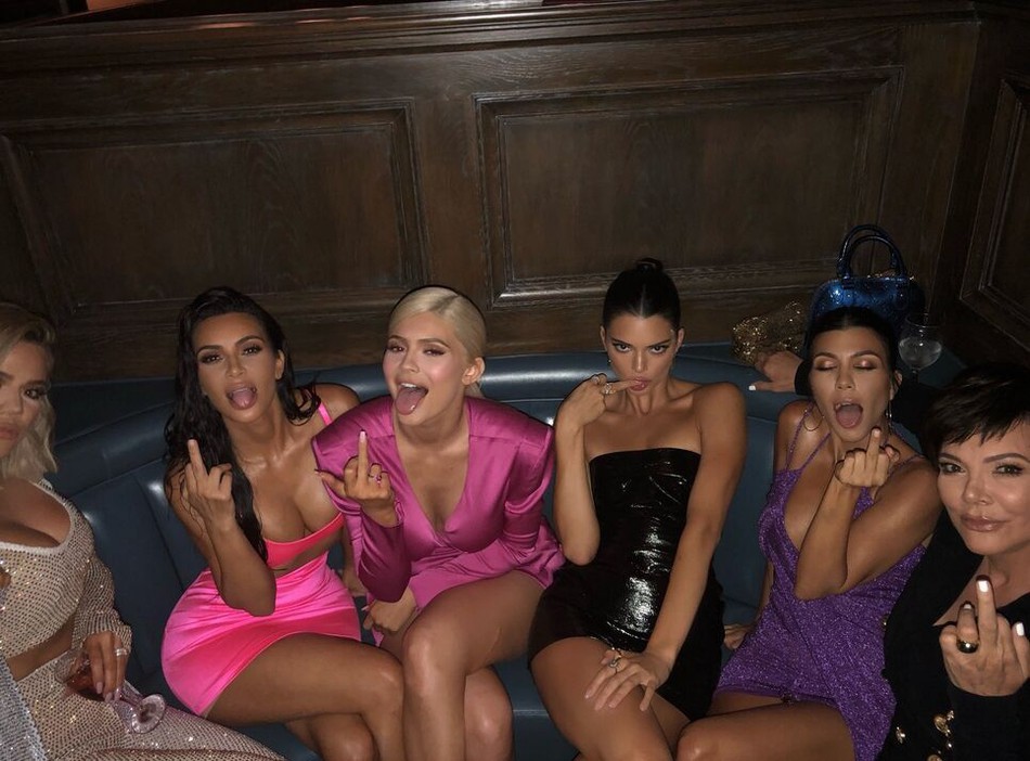 Khi các chị em nóng bỏng nhà Kardashian tụ họp tiệc tùng - Ảnh 4.